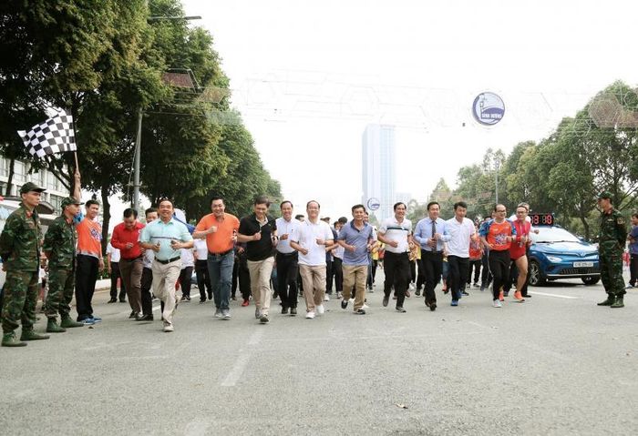 Các đại biểu tham gia chạy hưởng ứng cự ly 1 km