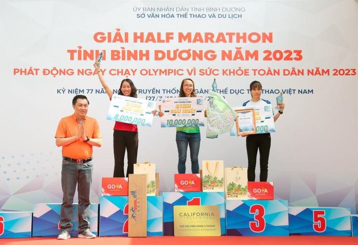 Đại diện Ban Tổ chức trao giải cho các vận động viên đạt thành tích cao