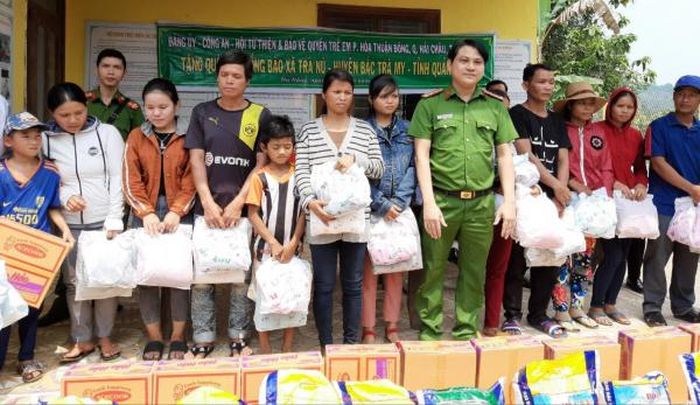 Công an phường Hòa Thuận Đông trao quà tặng bà con có hoàn cảnh khó khăn.