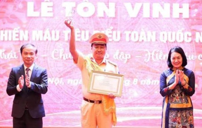 Trung tá Phan Quang Pháp được tôn vinh người hiến máu tiêu biểu toàn quốc năm 2022.