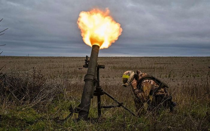 Vệ binh Ukraine bắn súng cối. Ảnh: AFP.