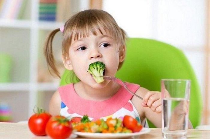 Cần cho trẻ ăn đúng cách để phòng bệnh viêm phế quản. Ảnh minh họa.