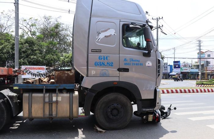 Hiện trường xe máy bị cuốn dưới gầm xe container. Ảnh: H.T.