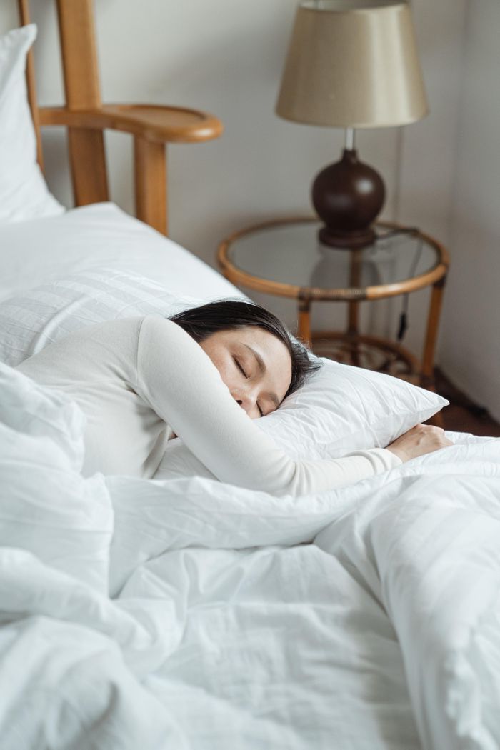  Nếu một trong hai không ngủ đủ giấc, có thể ảnh hưởng tới tâm trạng và mối quan hệ. Ảnh minh họa: Ketut Subiyanto/Pexels. 