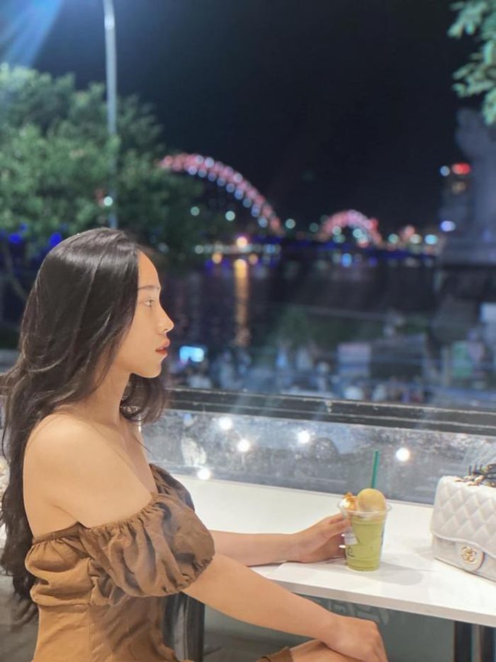 Ngoài thời gian tập luyện cô nàng thường xuyên đi cafe, uống nước với bạn bè. Bảo Trâm có phong cách ăn mặc trẻ trung, phù hợp với lứa tuổi
