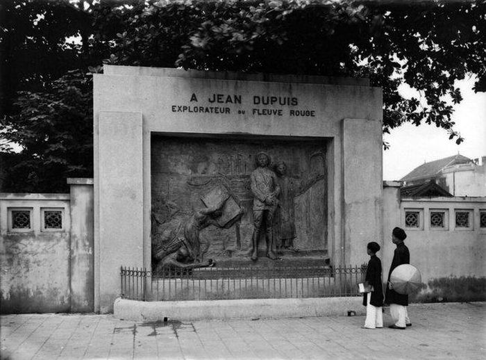 Phù điêu sự kiện Jean Dupuis tại Hà Nội