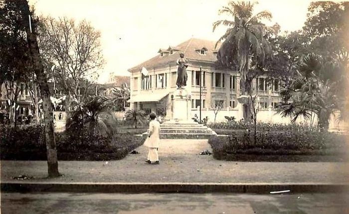 Tượng tưởng niệm lính khố xanh