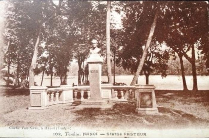 Tượng bán thân Pasteur khi còn ở bờ hồ Hoàn Kiếm