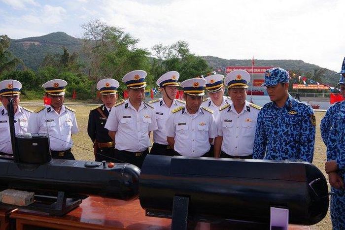 Đại biểu tham quan các mô hình huấn luyện tại "Hội thi mô hình học cụ, trang thiết bị huấn luyện năm 2023" của Trung đoàn Tàu ngầm 196 - Ảnh: VGP/QĐ