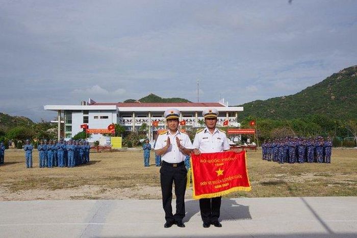 Chỉ huy Trung đoàn Tàu ngầm 196 nhận Cờ đơn vị huấn luyện giỏi năm 2022 của Bộ Quốc phòng - Ảnh: VGP/QĐ