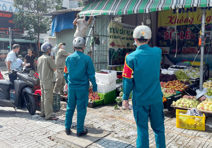 Tuyên truyền, nhắc nhở các hộ kinh doanh thực hiện đúng quy định về diện tích dành cho vỉa hè. 
