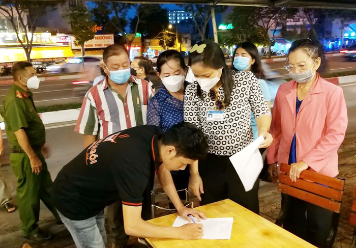  Đại diện hộ kinh doanh ký cam kết không lấn chiếm vỉa hè. 