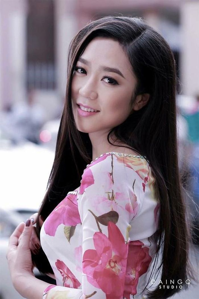Vẻ nữ tính của nữ ca sĩ được khoe trọn vẹn trong tà áo dài.