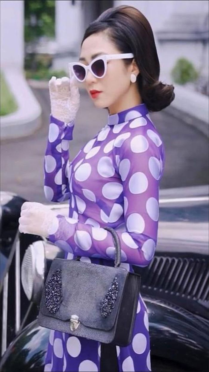 Hà Thanh Xuân bén duyên nghệ thuật từ 17 tuổi và từng gây chú ý tại cuộc thi Tiếng hát Truyền hình TP.HCM 2005 với giải tư chung cuộc. Sau đó, Hà Thanh Xuân sang Mỹ định cư và cộng tác cùng một số trung tâm giải trí lớn.