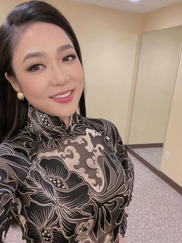 Ít khi diện trang phục sexy, nhưng Hà Thanh Xuân vẫn luôn quyến rũ.