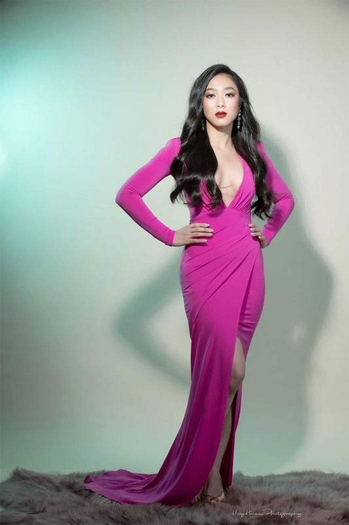 Nữ ca sĩ sinh năm 1988 gây ấn tượng với người đối diện bởi khuôn mặt xinh xắn, nét mặt hài hòa, vóc dáng chuẩn.