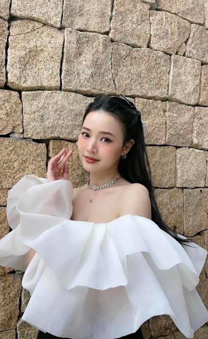 Mới đây nhất Midu xuất hiện cùng Lê Dương Bảo Lâm, Phú Thịnh,... trong sự kiện phim "Khi ta 25", lúc này cô để lộ vòng 2 to bất thường. Điều này làm dấy lên tin đồn nữ diễn viên mang thai.