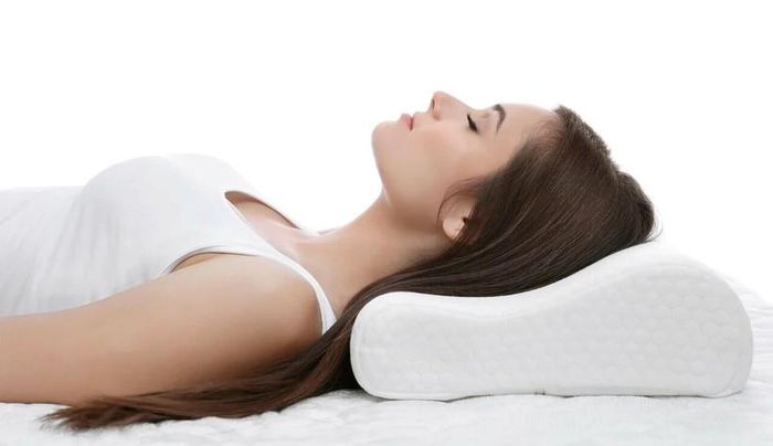 Nằm ngửa khi ngủ là một trong những tư thế phổ biến nhất. (Ảnh: ITN).