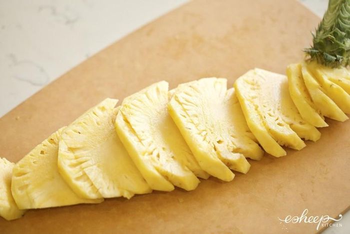 Các mắt dứa đều nhau không bị so le và không hề bị gãy. Giờ thì cắt thành các thanh to như hình.