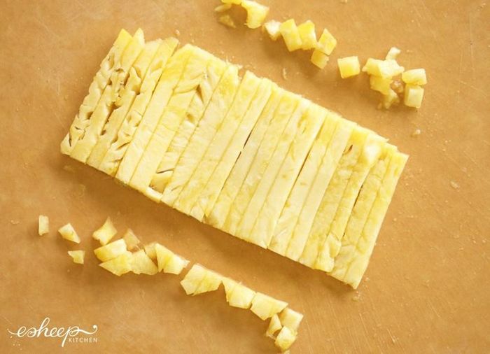 Cắt dứa hình que đều đẹp không gãy để ăn các món cuốn, trộn gỏi, salad… mà không phí phạm phải bỏ đi nhiều phần dứa thừa thẹo.