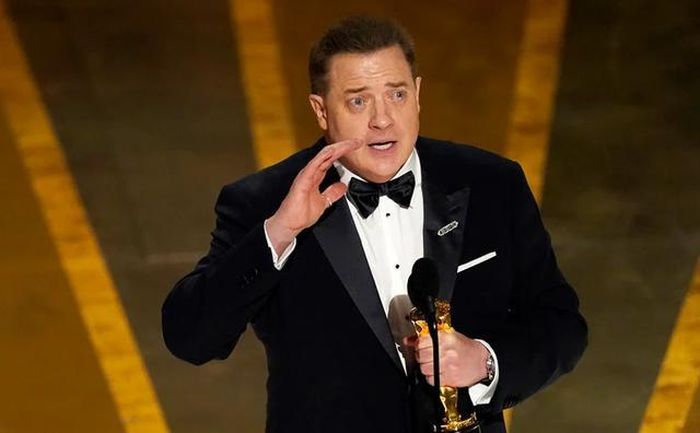 Brendan Fraser không khỏi xúc động khi cầm trong tay tượng vàng Oscar đầu tiên trong sự nghiệp của mình. (Nguồn: Getty Images)