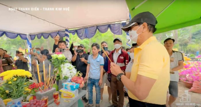 Khán giả xuất hiện đông để thắp nhang cho NSƯT Thanh Kim Huệ, NSƯT Vũ Linh.