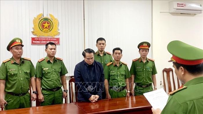 Ngày 11/1/2023, Cơ quan Cảnh sát điều tra, Công an Thành phố Hồ Chí Minh ra Quyết định khởi tố bị can, thi hành lệnh bắt tạm giam và khám xét nơi ở, nơi làm việc đối với ông Đặng Việt Hà, Cục trưởng Cục Đăng kiểm Việt Nam - Bộ Giao thông vận tải. Ảnh: TTXVN phát