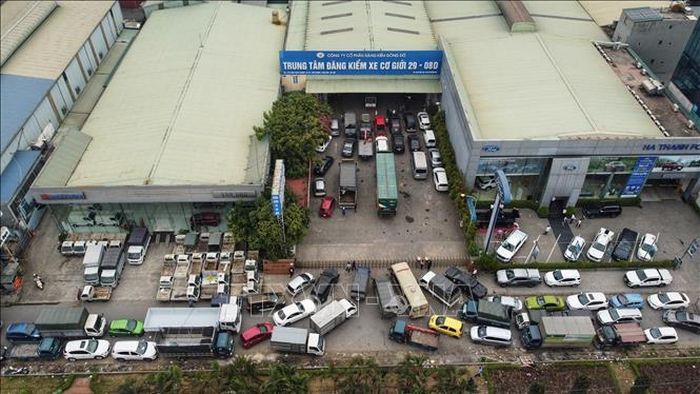 Các phương tiện xếp hàng chật cứng trước lối vào Trung tâm Đăng kiểm xe cơ giới 29-08D (Kim Chung, Hoài Đức), chiều 8/3. Ảnh: Huy Hùng/TTXVN