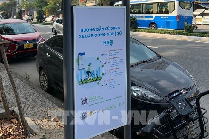 Bảng hướng dẫn sử dụng xe đạp bằng công nghệ số. Ảnh: TTXVN
