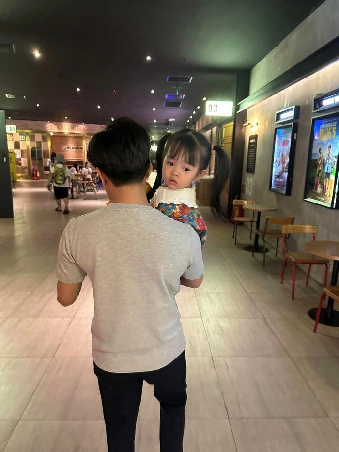 Cường Đô La bế con gái đến rạp để xem phim hoạt hình vào những ngày cuối tuần