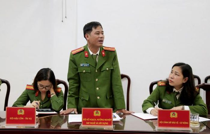 Đại diện các đội nghiệp vụ của Trại giam Xuân Hà nêu lên những khó khăn, những kiến nghị, đề xuất. 