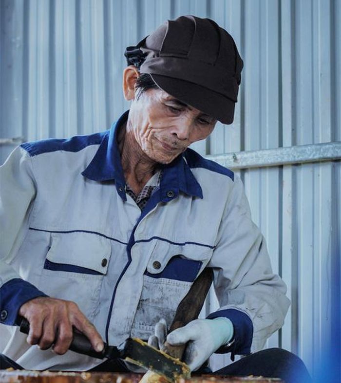 Ông Hai kiểm tra đường trước khi đổ ra khuôn.