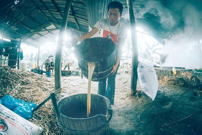 Nước mía nguyên chất liên tục được đổ vào nồi nấu.