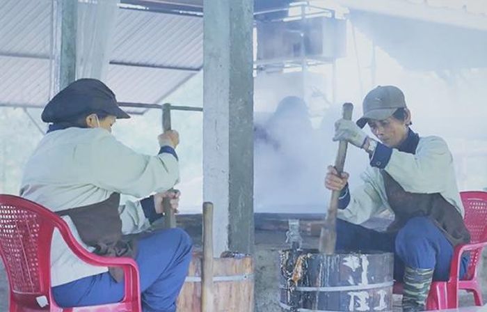 Nước đường đặc quánh được thợ cho vào thùng làm bằng gỗ mít, rồi dùng chày bằng gỗ dài gần 1 mét đánh nhuyễn.