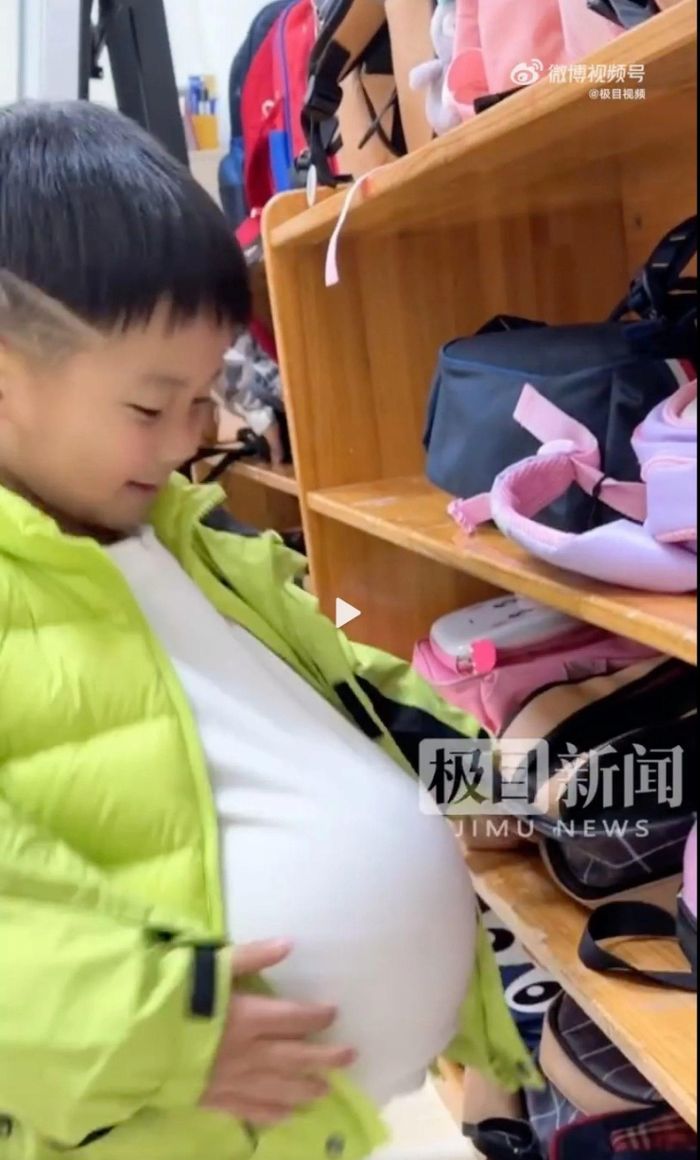  "Mẹ cũng từng mang thai giống như vậy đúng không ạ?", một bé trai gửi lời đến mẹ thông qua đoạn video. Ảnh: Jimu News. 