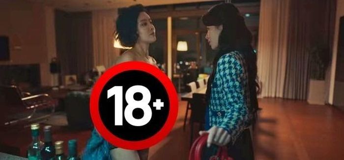  Cảnh cởi áo của nhân vật Hye Jeong nhận phản ứng tiêu cực. Ảnh: Allkpop. 