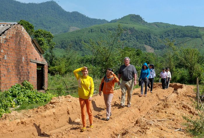 Bà Lê Na, Chủ tịch Hội Liên hiệp Phụ nữ tỉnh Quảng Ngãi, cho hay suốt 30 năm qua, cựu binh Mỹ Mike Boehm và những người bạn của ông đã lặn lội đến các vùng quê xa xôi của Quảng Ngãi giúp phụ nữ nghèo, trẻ em có hoàn cảnh khó khăn... để lại ấn tượng sâu sắc trong lòng mọi người.