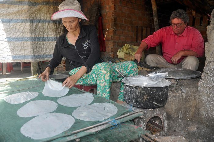 Từ nguồn vốn hỗ trợ của ông Mike, phụ nữ ở nhiều địa phương của Quảng Ngãi đã giúp nhau chăn nuôi bò, sản xuất bánh tráng kết hợp chăn nuôi heo vươn lên thoát nghèo. "Tôi đã đồng hành, giúp đỡ phụ nữ nghèo Quảng Ngãi suốt 30 năm qua. Tôi hy vọng mình còn khỏe, cố gắng giúp đỡ họ thêm 25 năm nữa đến lúc nhắm mắt, xuôi tay mới thôi", cựu binh Mỹ thổ lộ.
