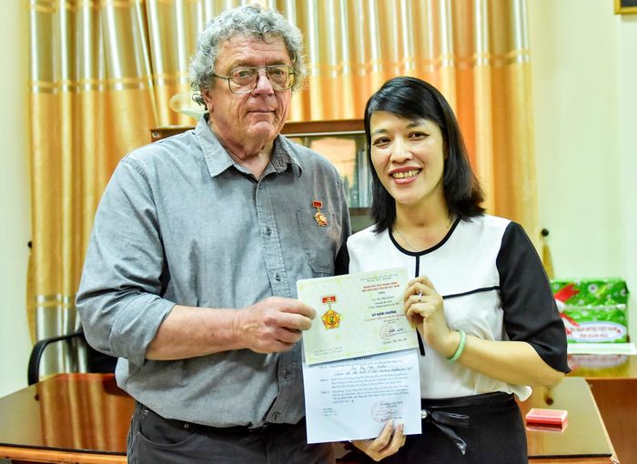 Trung ương Hội Liên Hiệp Phụ nữ Việt Nam cũng quyết định trao tặng kỷ niệm chương ghi nhận cống hiến của ông Mike vì "Sự phát triển của phụ nữ Quảng Ngãi". Đây là sự ghi nhận đặc biệt dành cho ông về những hoạt động hỗ trợ sinh kế, giúp phụ nữ và trẻ em nghèo Quảng Ngãi suốt 30 năm qua.