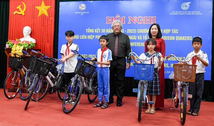 Sáng 14/3, Hội Liên hiệp Phụ nữ Quảng Ngãi phối hợp với Tổ chức Madison Quaker (Mỹ) tổng kết 30 năm chương trình hỗ trợ phát triển kinh tế - xã hội, bảo vệ môi trường và ứng phó biến đổi khí hậu. Trong ảnh: Cựu binh Mỹ Mike Boehm, Giám đốc điều hành Tổ chức Madison Quaker, trao tặng xe đạp đến trường cho con em phụ nữ nghèo Quảng Ngãi tại lễ tổng kết.