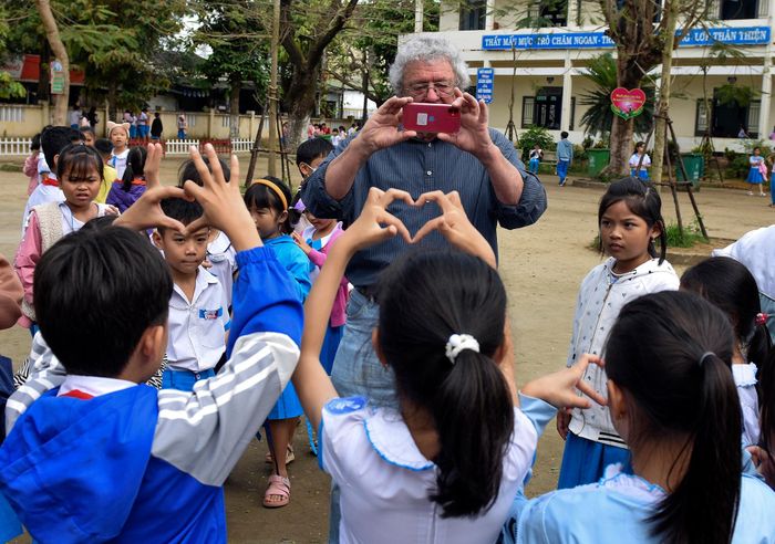 Không chỉ hỗ trợ vốn, tặng nhà tình thương cho phụ nữ, ông Mike Boehm còn kêu gọi các tổ chức, cá nhân nước ngoài quyên góp hàng tỷ đồng giúp đỡ nạn nhân chất độc da cam, trao học bổng cho học sinh nghèo, hỗ trợ công trình nước sạch cho các trường học Quảng Ngãi.