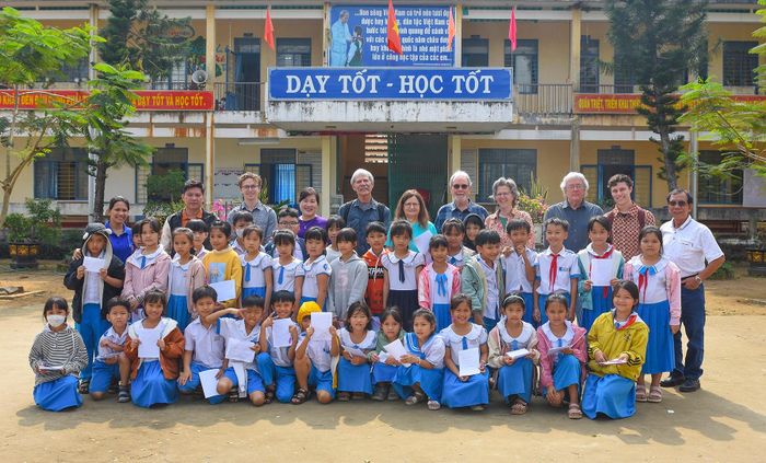 Ông Mike Boehm cùng bạn bè quốc tế giao lưu với học sinh trường Tiểu học Tịnh Khê (TP Quảng Ngãi). Đến nay, dù đã hơn 70 tuổi, ông tự nhủ khi nào mình còn sống thì đều đặn sẽ trở lại Quảng Ngãi, tình nguyện làm "cầu nối" bạn bè quốc tế chung tay xây dựng hòa bình tại mảnh đất này.