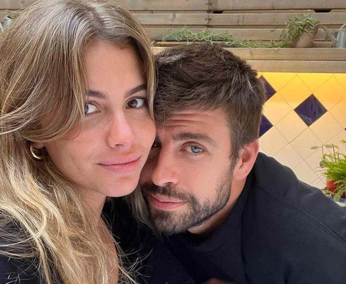 Pique và tình trẻ Clara