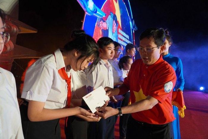 Tổng Biên tập Báo Người Lao Động Tô Đình Tuân trao học bổng cho học sinh