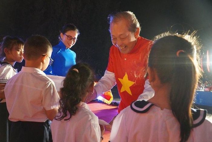 Nguyên Phó Thủ tướng Thường trực Trương Hòa Bình trao học bổng cho học sinh