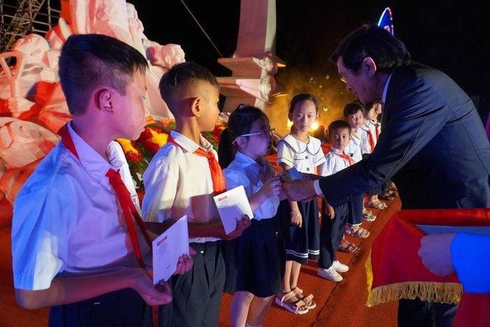 Nguyên Chủ tịch nước Trương Tấn Sang trao học bổng cho học sinh
