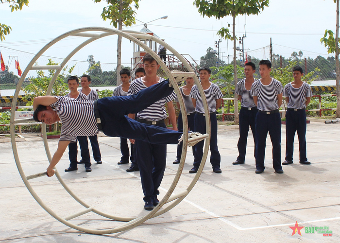  Vòng lăn di động đòi hỏi mỗi chiến sĩ phải có sức khỏe bền bỉ, dẻo dai. 