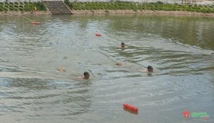 Huấn luyện bơi vào giờ ngoại khóa nhằm nâng cao sức khỏe, thực hiện tốt nhiệm vụ cứu hộ, cứu nạn. 