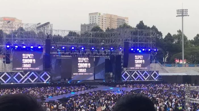 Không chỉ cô gái này, ở đêm diễn của Super Junior tại Việt Nam cũng có một cô gái khác chơi lớn mặc váy cưới, đi xe mui trần đến theo dõi khiến khán giả xuýt xoa. Thậm chí nhiều người còn phong cho cô gái này biệt danh “phú bà đi đu idol”. Hình ảnh hai fan girl này khiến khán giả nhớ tới câu nói huyền thoại "khi váy cưới em chạm đất, trở thành cô dâu của người khác, anh vẫn là tín ngưỡng đẹp nhất trong lòng em".