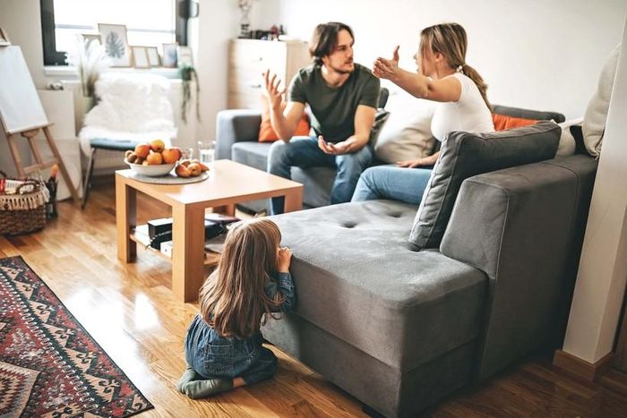  Phàn nàn về công việc của bạn xung quanh bọn trẻ sẽ dạy chúng rằng công việc không vui chút nào. (Ảnh: ITN).